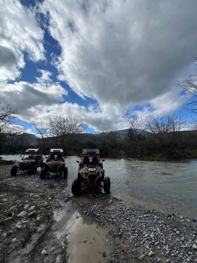 buggies σε ποτάμι του Μαίναλου